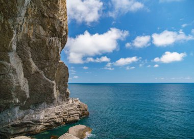 Deniz manzarası, Top view, muhteşem bir arka plan. Suyun rengi ve çok güzel bir şekilde parlak. Kayalık dağları ve güneşli bir günde Kırım 'ın berrak sularıyla dolu gök mavisi bir sahil.