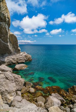 Deniz manzarası, Top view, muhteşem bir arka plan. Suyun rengi ve çok güzel bir şekilde parlak. Kayalık dağları ve güneşli bir günde Kırım 'ın berrak sularıyla dolu gök mavisi bir sahil..