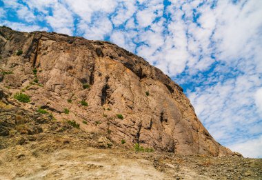 Dağlarda ve bulutlarda bahar sabahı.