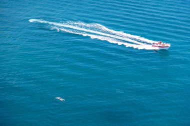 Deniz manzarası, Top view, muhteşem bir arka plan. Suyun rengi ve çok güzel bir şekilde parlak. Kayalık dağları ve güneşli bir günde Kırım 'ın berrak sularıyla dolu gök mavisi bir sahil..