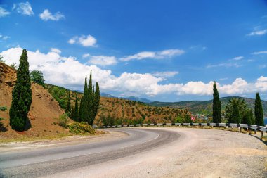 boş asfalt yol ile bulutlu gökyüzü ve gün ışığı.