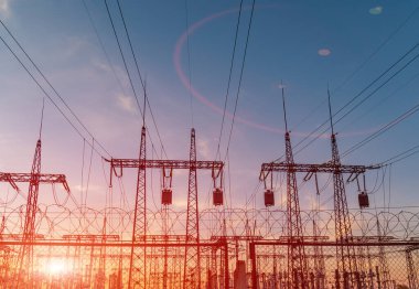 Yüksek voltajlı elektrik hatları. Elektrik dağıtım istasyonu. Yüksek voltajlı elektrik iletim kulesi. Güç hatları ve trafoları olan dağıtım elektrik santrali.