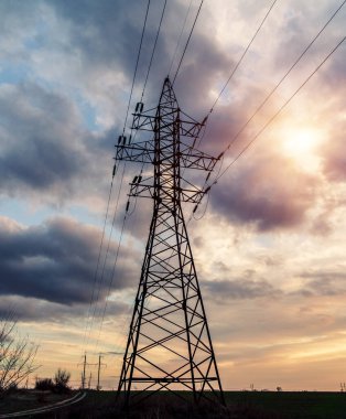 Yüksek voltajlı elektrik hatları. Elektrik dağıtım istasyonu. Yüksek voltajlı elektrik iletim kulesi. Güç hatları ve trafoları olan dağıtım elektrik santrali.