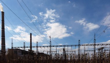 Gün batımında yüksek voltajlı elektrik hatları. Elektrik dağıtım istasyonu .