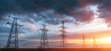 Elektrik hatları ve trafolar olan elektrik santralini gün batımında dağıtın.