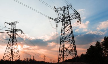 Yüksek voltajlı elektrik hatları. Elektrik dağıtım istasyonu. Yüksek voltajlı elektrik iletim kulesi. Güç hatları ve trafoları olan dağıtım elektrik santrali.