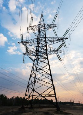 Yüksek voltajlı elektrik hatları. Elektrik dağıtım istasyonu. Yüksek voltajlı elektrik iletim kulesi. Güç hatları ve trafoları olan dağıtım elektrik santrali.