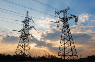 Yüksek voltajlı elektrik hatları. Elektrik dağıtım istasyonu. Yüksek voltajlı elektrik iletim kulesi. Güç hatları ve trafoları olan dağıtım elektrik santrali.