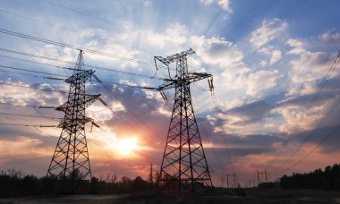 Siluet Yüksek voltajlı elektrik kulesi gün batımı saatinde ve gökyüzü günbatımı arkaplanında.