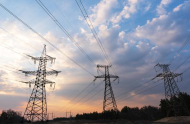 Yüksek voltajlı elektrik hatları. Elektrik dağıtım istasyonu. Yüksek voltajlı elektrik iletim kulesi. Güç hatları ve trafoları olan dağıtım elektrik santrali.