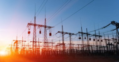 Yüksek voltajlı elektrik hatları. Elektrik dağıtım istasyonu. Yüksek voltajlı elektrik iletim kulesi. Güç hatları ve trafoları olan dağıtım elektrik santrali.