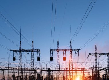 Yüksek voltaj postası. Yüksek voltajlı gökyüzü arka planı..