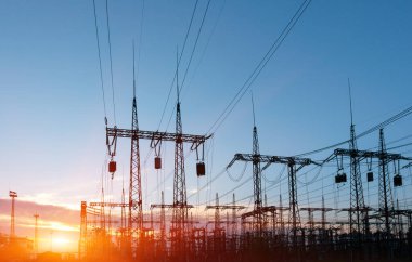 Yüksek voltajlı elektrik hatları. Elektrik dağıtım istasyonu. Yüksek voltajlı elektrik iletim kulesi. Güç hatları ve trafoları olan dağıtım elektrik santrali.