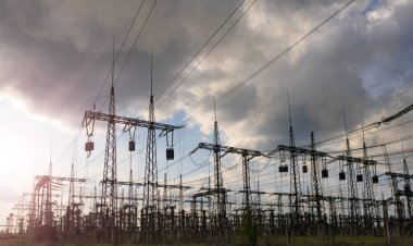 Yüksek voltajlı elektrik hatları. Elektrik dağıtım istasyonu. Yüksek voltajlı elektrik iletim kulesi. Güç hatları ve trafoları olan dağıtım elektrik santrali.