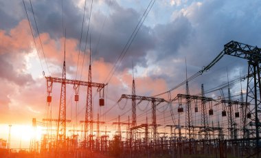 Yüksek voltajlı elektrik hatları. Elektrik dağıtım istasyonu. Yüksek voltajlı elektrik iletim kulesi. Güç hatları ve trafoları olan dağıtım elektrik santrali.