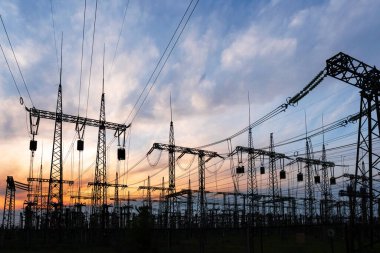 Yüksek voltajlı elektrik hatları. Elektrik dağıtım istasyonu. Yüksek voltajlı elektrik iletim kulesi. Güç hatları ve trafoları olan dağıtım elektrik santrali.