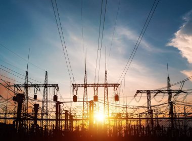 Yüksek voltajlı elektrik hatları. Elektrik dağıtım istasyonu. Yüksek voltajlı elektrik iletim kulesi. Güç hatları ve trafoları olan dağıtım elektrik santrali.