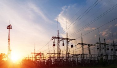 Yüksek voltajlı elektrik hatları. Elektrik dağıtım istasyonu. Yüksek voltajlı elektrik iletim kulesi. Güç hatları ve trafoları olan dağıtım elektrik santrali.