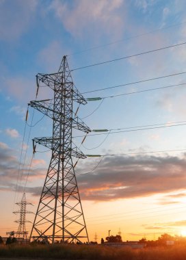 Yüksek voltajlı elektrik hatları. Elektrik dağıtım istasyonu. Yüksek voltajlı elektrik iletim kulesi. Güç hatları ve trafoları olan dağıtım elektrik santrali.