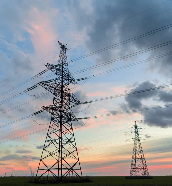 Elektrik hatları ve trafolar olan elektrik santralini gün batımında dağıtın.