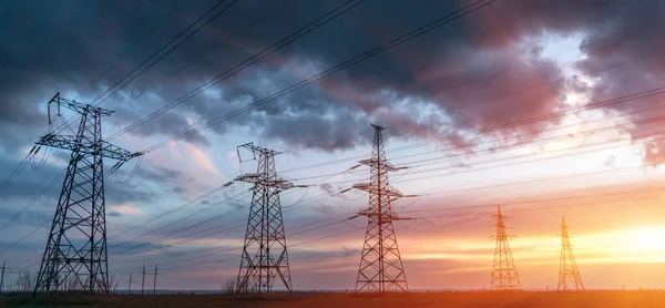 Elektrik hatları ve trafolar olan elektrik santralini gün batımında dağıtın.
