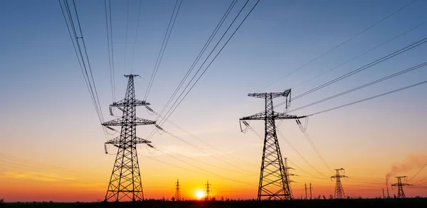 Silueta Torre Eléctrica Alto Voltaje Atardecer Cielo Atardecer —  Fotos de Stock