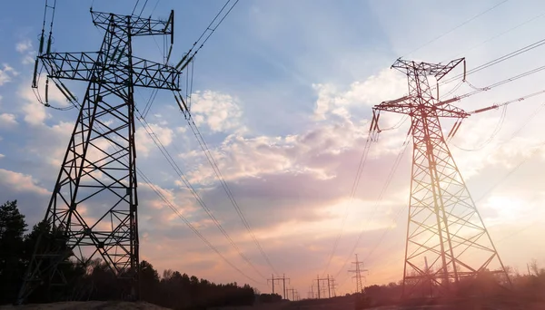 Högspänningsledningar Bakgrunden Vacker Molnig Solnedgång Himlen Solnedgång Bakom Silhuetten Elstolpar — Stockfoto