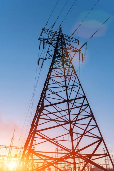 Yüksek voltajlı elektrik hatları. Elektrik dağıtım istasyonu. Yüksek voltajlı elektrik iletim kulesi. Güç hatları ve trafoları olan dağıtım elektrik santrali.