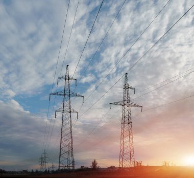 Yüksek voltaj postası. Yüksek voltajlı gökyüzü arka planı..