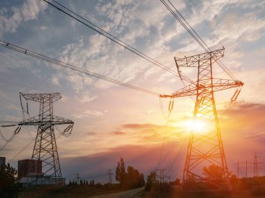 Yüksek voltajlı elektrik hatları. Elektrik dağıtım istasyonu. Yüksek voltajlı elektrik iletim kulesi. Güç hatları ve trafoları olan dağıtım elektrik santrali.