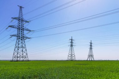 Yüksek voltajlı elektrik hatları. Elektrik dağıtım istasyonu. Yüksek voltajlı elektrik iletim kulesi. Güç hatları ve trafoları olan dağıtım elektrik santrali.