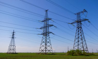 Yüksek voltajlı elektrik hatları. Elektrik dağıtım istasyonu. Yüksek voltajlı elektrik iletim kulesi. Güç hatları ve trafoları olan dağıtım elektrik santrali.