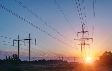 Yüksek voltajlı elektrik hatları. Elektrik dağıtım istasyonu. Yüksek voltajlı elektrik iletim kulesi. Güç hatları ve trafoları olan dağıtım elektrik santrali.