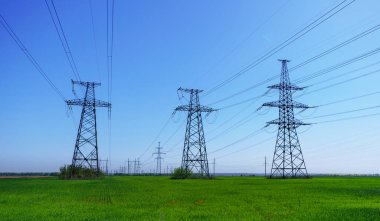 Yüksek voltajlı elektrik hatları. Elektrik dağıtım istasyonu. Yüksek voltajlı elektrik iletim kulesi. Güç hatları ve trafoları olan dağıtım elektrik santrali.