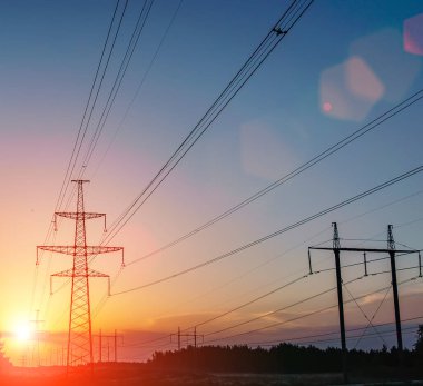 Yüksek voltajlı elektrik hatları. Elektrik dağıtım istasyonu. Yüksek voltajlı elektrik iletim kulesi. Güç hatları ve trafoları olan dağıtım elektrik santrali.