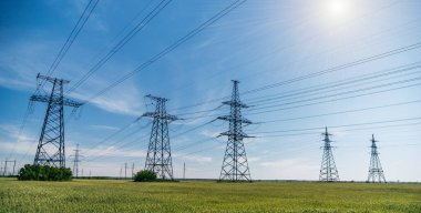 Gün batımında yüksek voltajlı elektrik hatları. Elektrik dağıtım istasyonu .