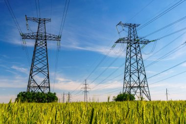 Yüksek voltajlı elektrik hatları. Elektrik dağıtım istasyonu. Yüksek voltajlı elektrik iletim kulesi. Güç hatları ve trafoları olan dağıtım elektrik santrali.