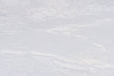 Karla kaplı yol ve beyaz arkaplanla yapılmış arkaplan.