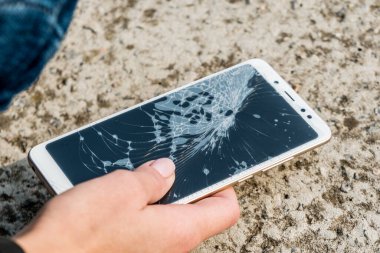 Ekranı kırık akıllı telefon. Bozuk telefon. Yakın plan..