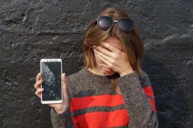 Ekranı kırık akıllı telefon. Bozuk telefon. Yakın plan..