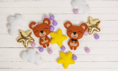 Bebek beşiği mobil - beyaz arka planda çocuk oyuncakları.