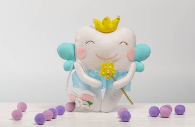 Küçük çocuklar için sevimli keçeli diş perisi. El yapımı çocuklar..