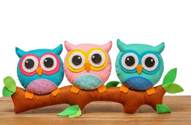 Oyuncak baykuşlar dalda el yapımı. ışık arkaplanı