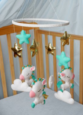 Mobile ve hayvan formunda farklı oyuncaklar..