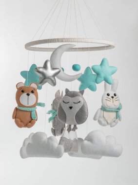 Çocuklar için yapılmış renkli ve çevre dostu bir cep telefonu. Ayı, tilki, baykuş, tavşan, dağ, yıldızlar, bulutlar ve balonlardan oluşur. Gri arkaplanda el yapımı.