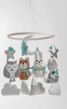 Çocuklar için yapılmış renkli ve çevre dostu bir cep telefonu. Ayı, tilki, baykuş, tavşan, dağ, yıldızlar, bulutlar ve balonlardan oluşur. Gri arkaplanda el yapımı.