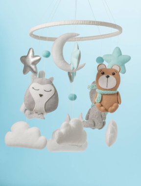 Çocuklar için yapılmış renkli ve çevre dostu bir cep telefonu. Ayı, tilki, baykuş, tavşan, dağ, yıldızlar, bulutlar ve balonlardan oluşur. Mavi arkaplanda el yapımı.