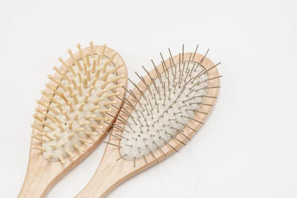 Pareja Dos Cepillos Para Cabello Hechos Madera Sobre Fondo Blanco — Foto de Stock