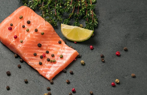 Raw Salmon Fillet Dark Slate Background Trout Fillet Thyme Lime — Stock Photo, Image