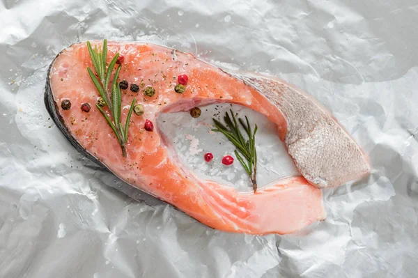 Raw Salmon Steak Fresh Trout Steak Peppercorns Rosemary Foil Ready — Stock Photo, Image